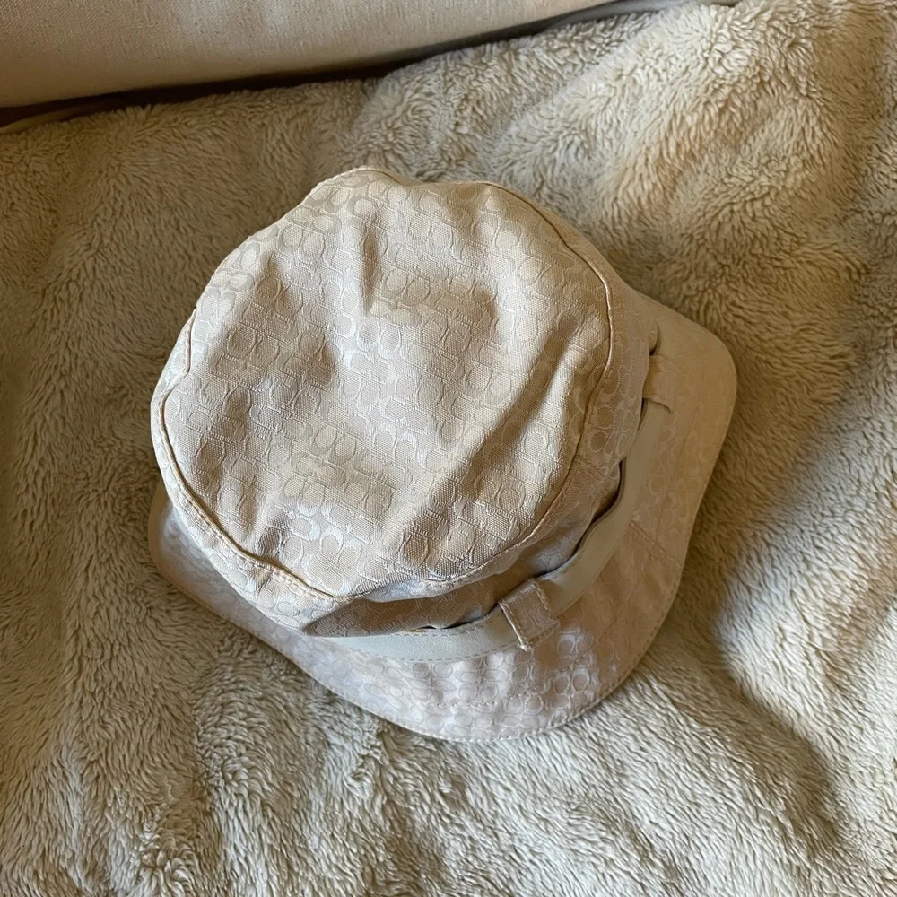 Coach cream color hat with white leather metal buckle belt. Size PS. - Picture 4 of 15